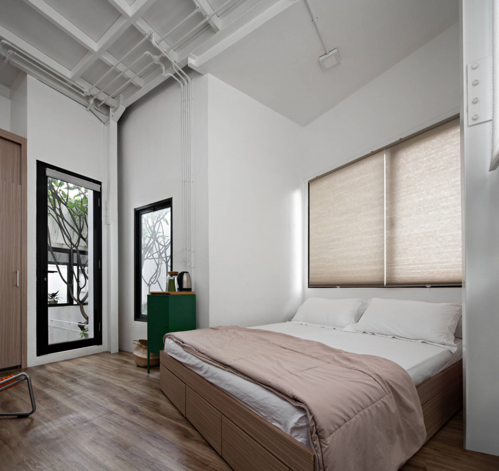 Phòng ngủ sử dụng nội thất tối giản với tông màu trung tính chủ đạo mang đến cho người dùng cảm giác thư thái, dễ chịu.