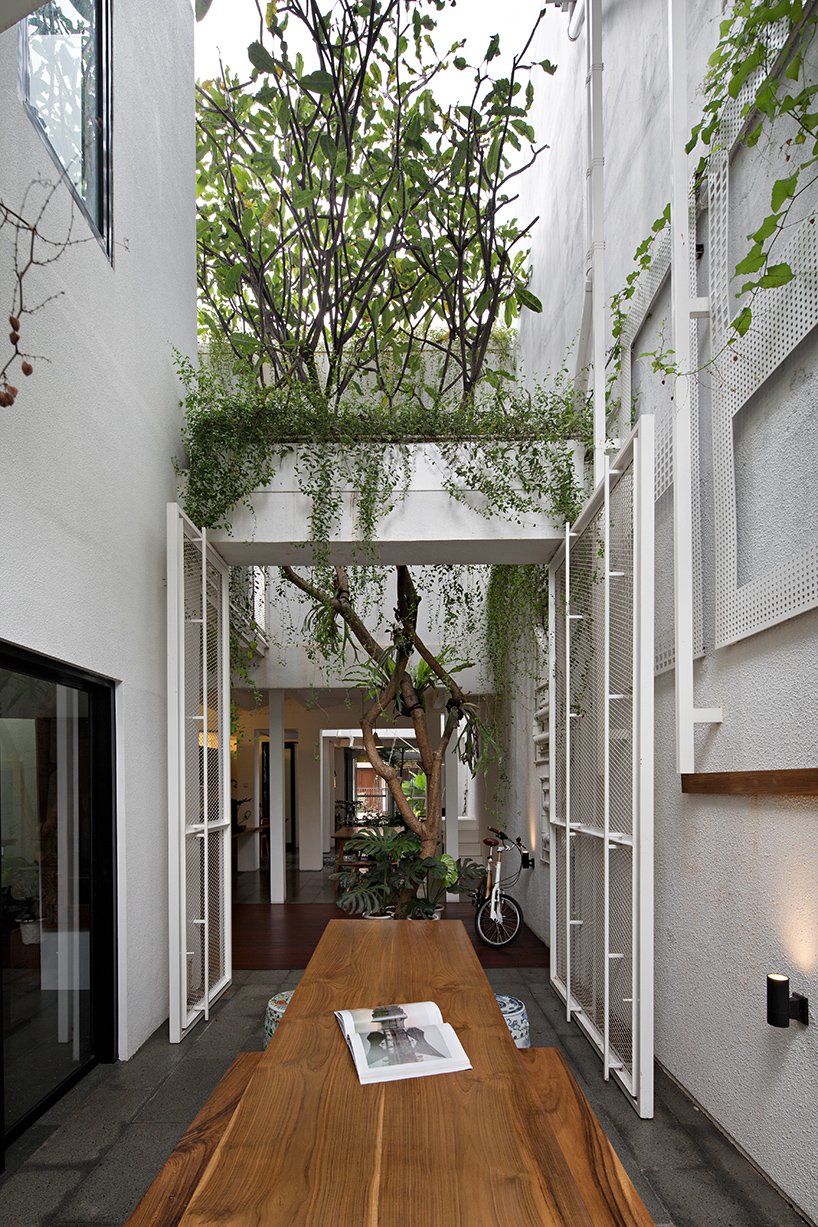 Cây xanh mọc xuyên suốt các tầng nhà, tạo điểm nhấn ấn tượng, mang lại cảm giác yên bình, gần gũi thiên nhiên.