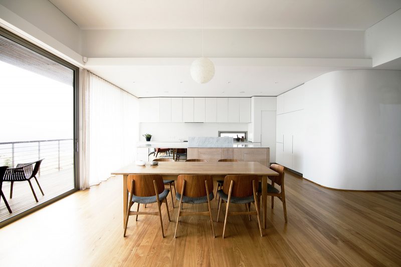 Không gian phòng ăn được thiết kế liên thông với khu bếp nấu nhằm tạo cảm giác rộng rãi, thoáng sáng hơn