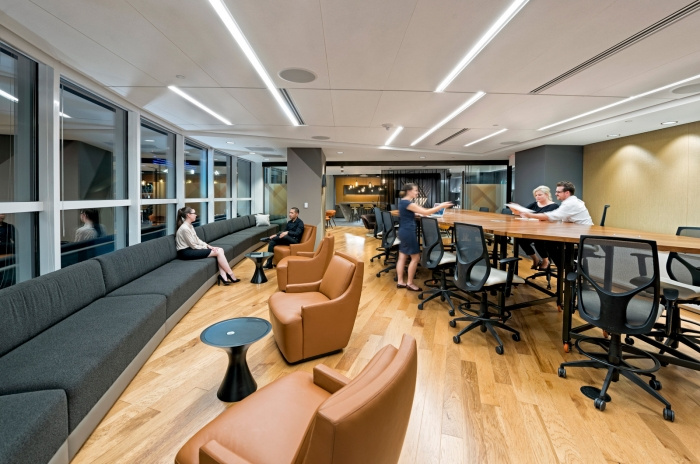 Phòng họp có thiết kế đơn giản với diện tích đủ rộng để đặt bàn ghế cho nhiều người.