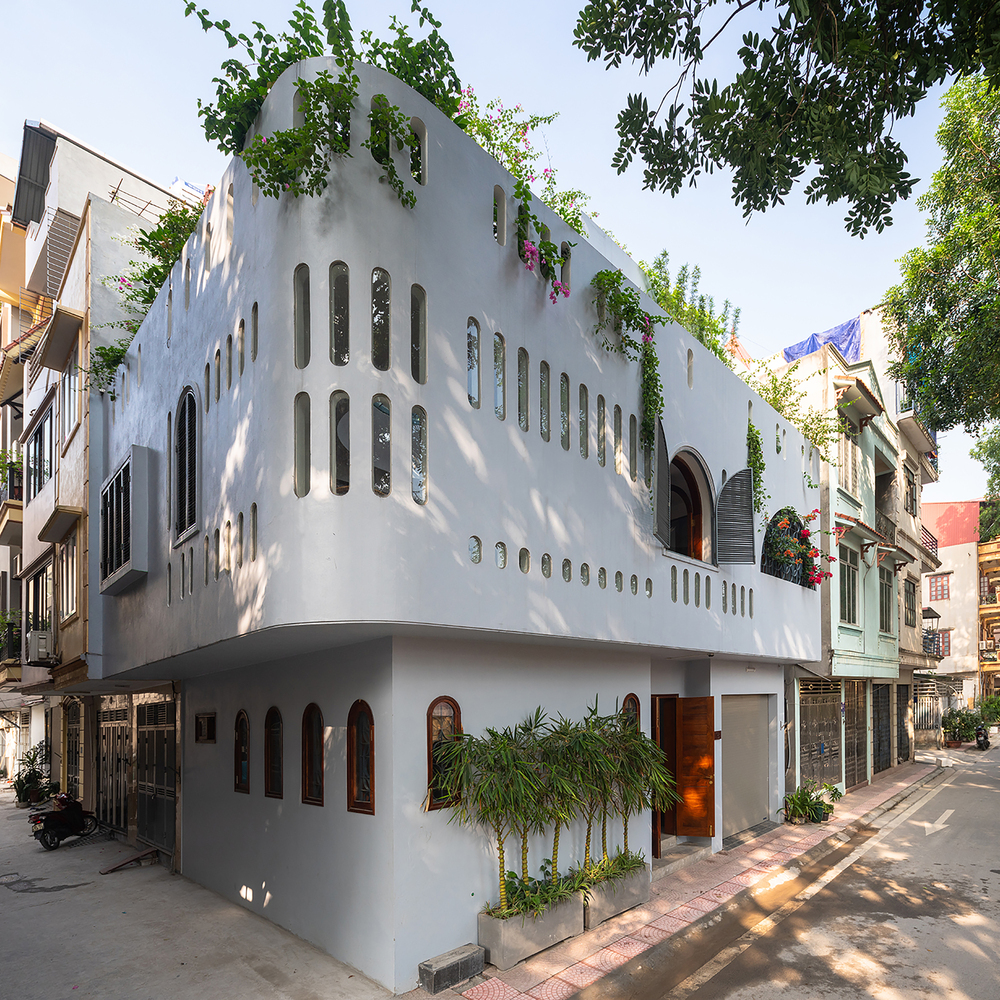 toàn cảnh ngôi nhà phố 3 tầng ở Hà Nội với tông màu trắng chủ đạo