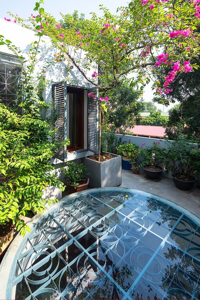 Khu vườn trên mái - nơi yêu thích của gia chủ, giúp bảo vệ ngôi nhà khỏi ánh nắng mặt trời trực tiếp.