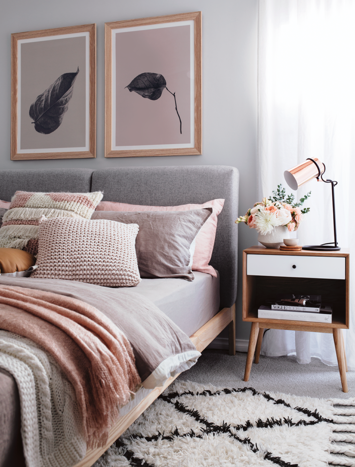 hình ảnh góc phòng ngủ với tông màu hồng phấn nhẹ nhàng,tranh lá treo đầu giường