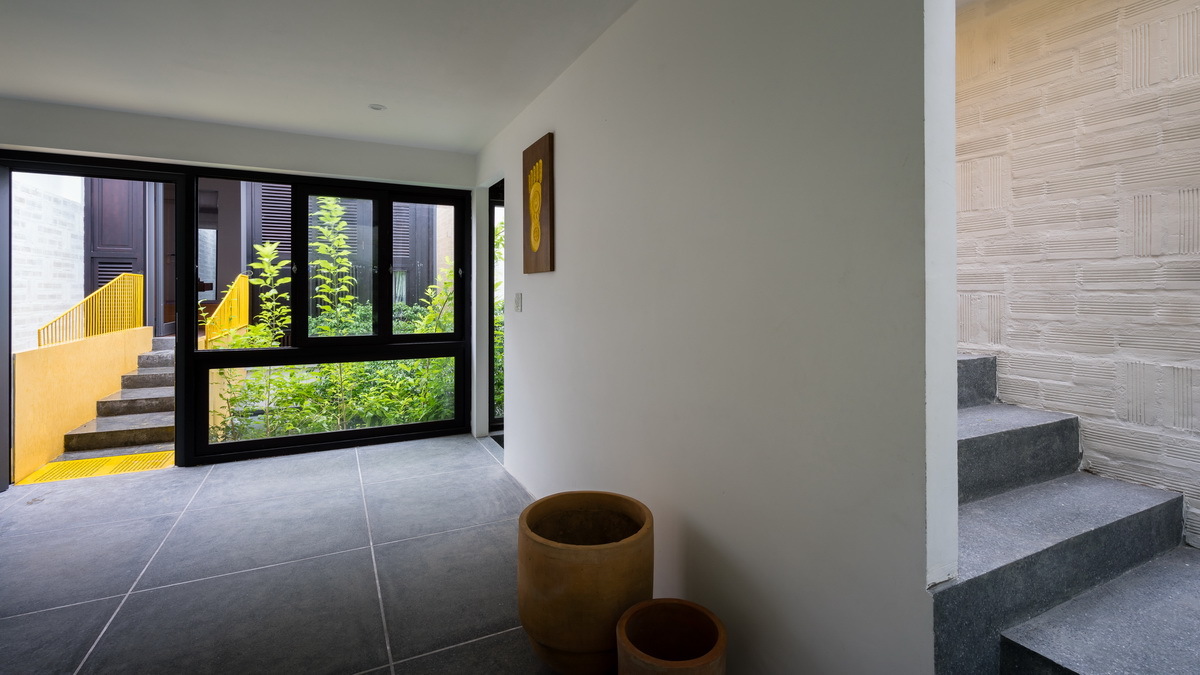 Tường kính trong suốt cho phép ánh sáng tự nhiên được phân bổ đều khắp không gian nhà.