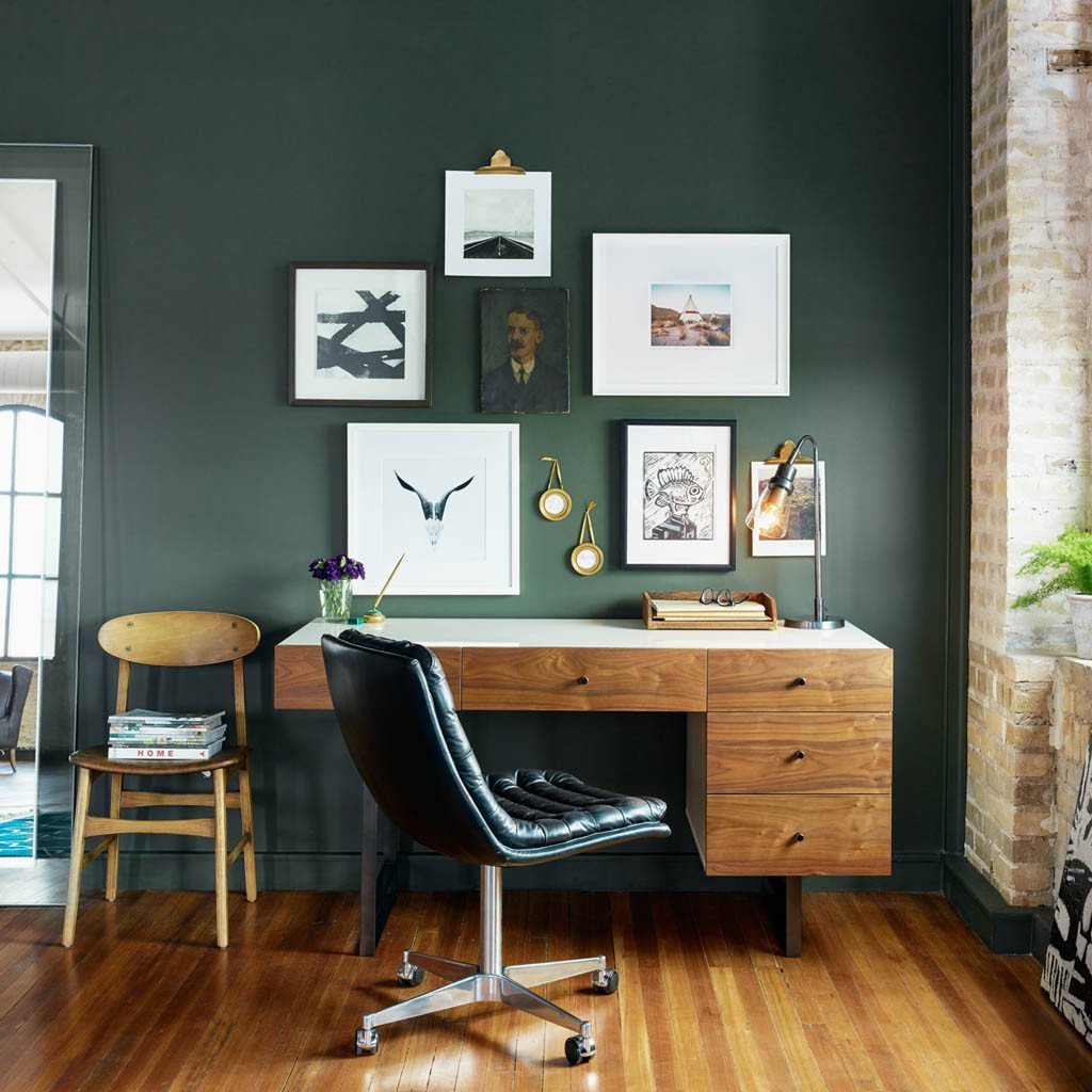 hình ảnh phòng làm việc với bức tường màu xanh lá cây, tranh tường, bàn ghế gỗ