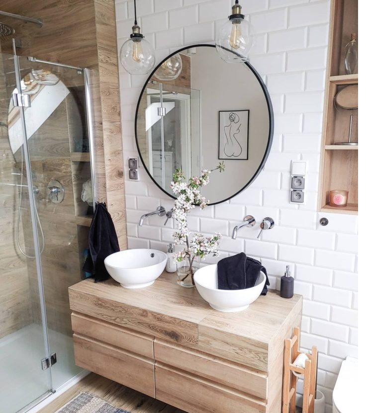 Mẫu phòng tắm hiện đại sử dụng gạch ốp lát giả gỗ tạo cảm giác thân thiện.