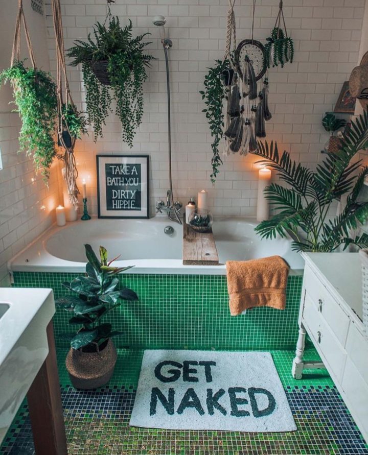 phòng tắm ấn tượng với gạch mosaic màu xanh lá, chậu cây treo