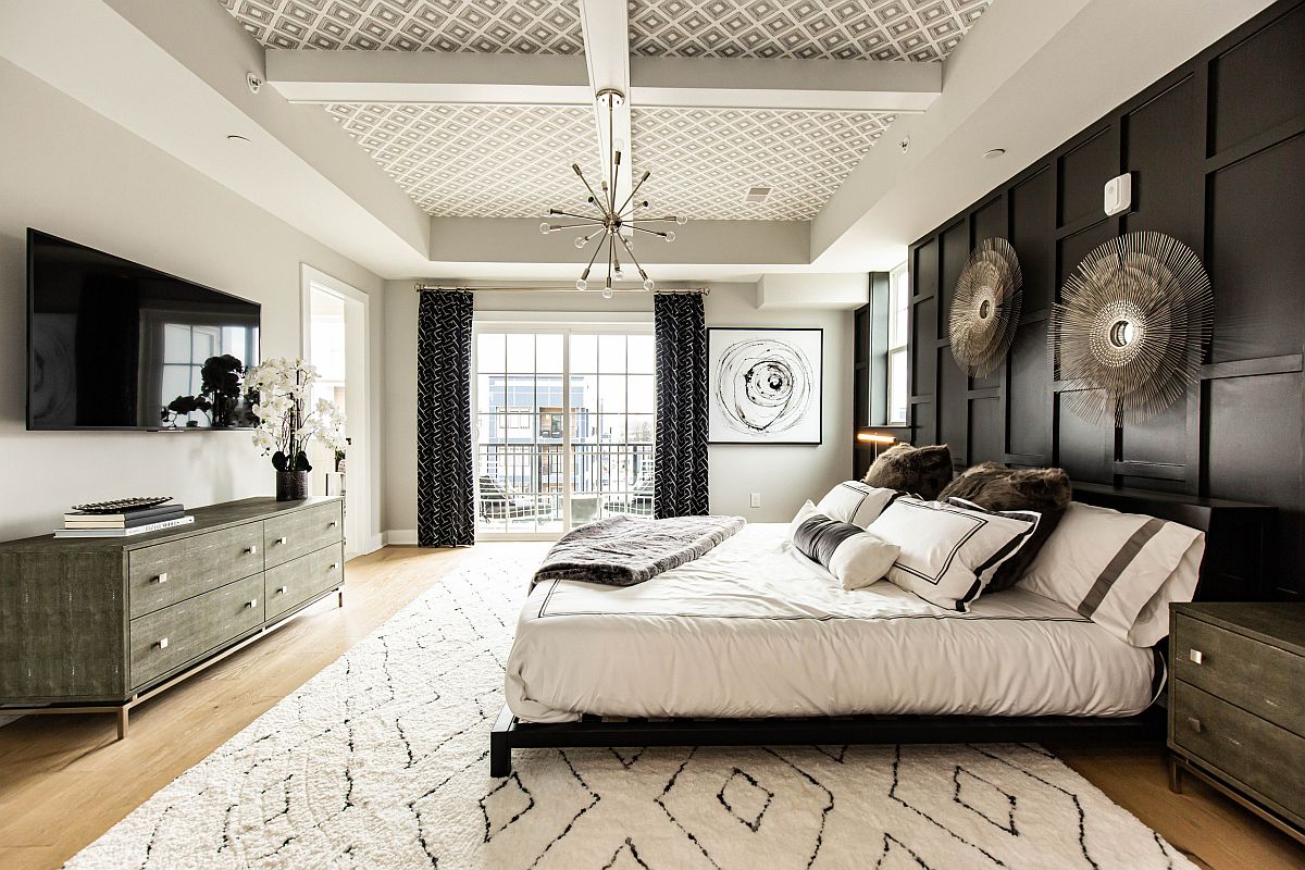phòng ngủ chính tông màu xám đen cá tính với giường nệm êm ái, đối diện là tivi treo tường