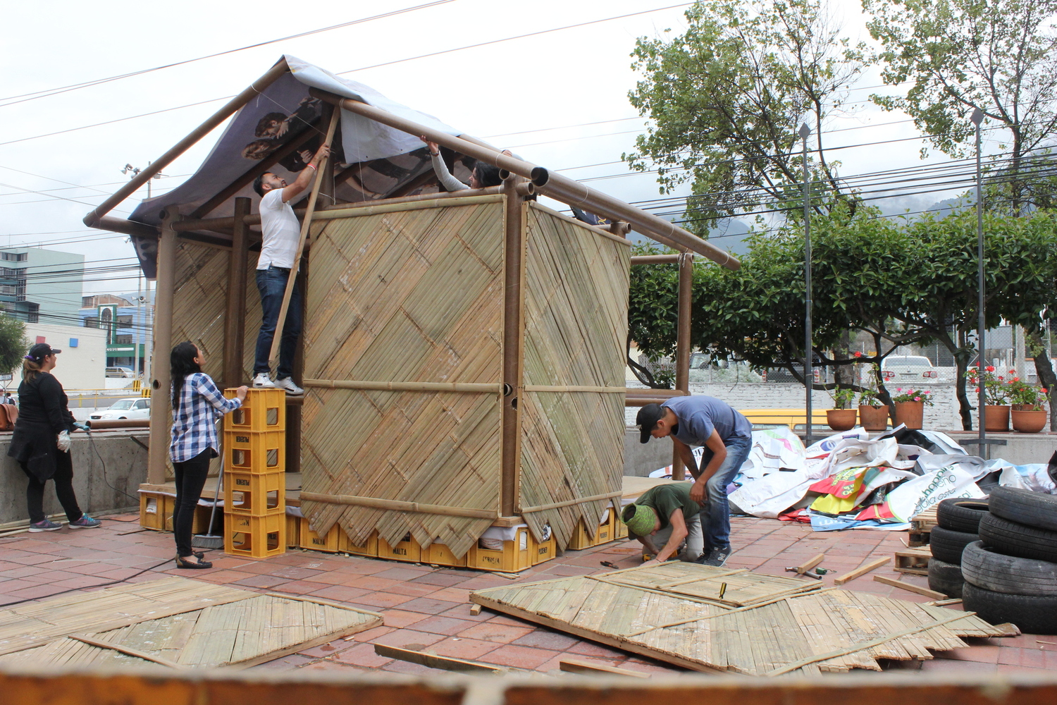 hình ảnh đội thợ thi công xây dựng nhà trú ẩn khẩn cấp