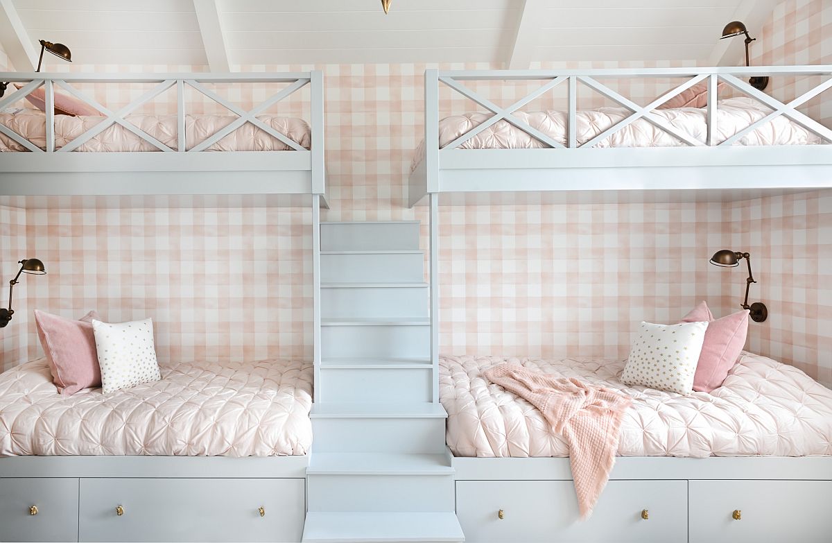 cận cảnh giường tầng với chăn gối kẻ sọc màu cam, trắng