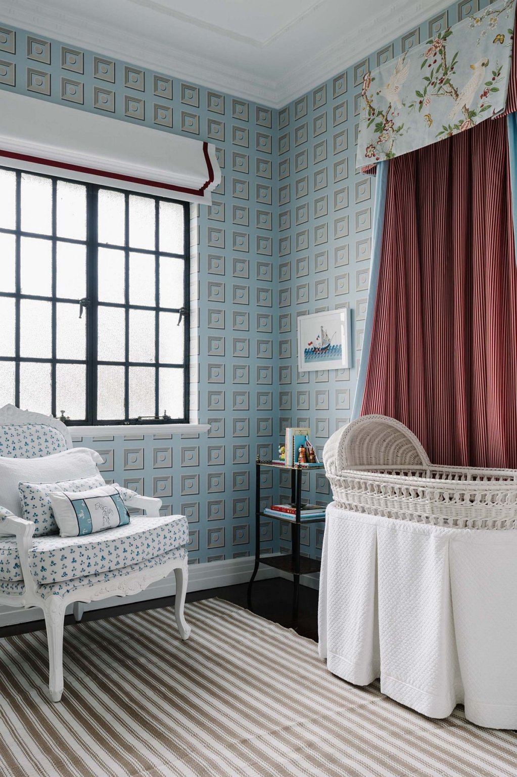 phòng ngủ trẻ em phong cách cổ điển với giấy dán tường họa tiết hiện đại, màu xanh xám, rèm cửa màu đỏ đo, ghế cổ điển