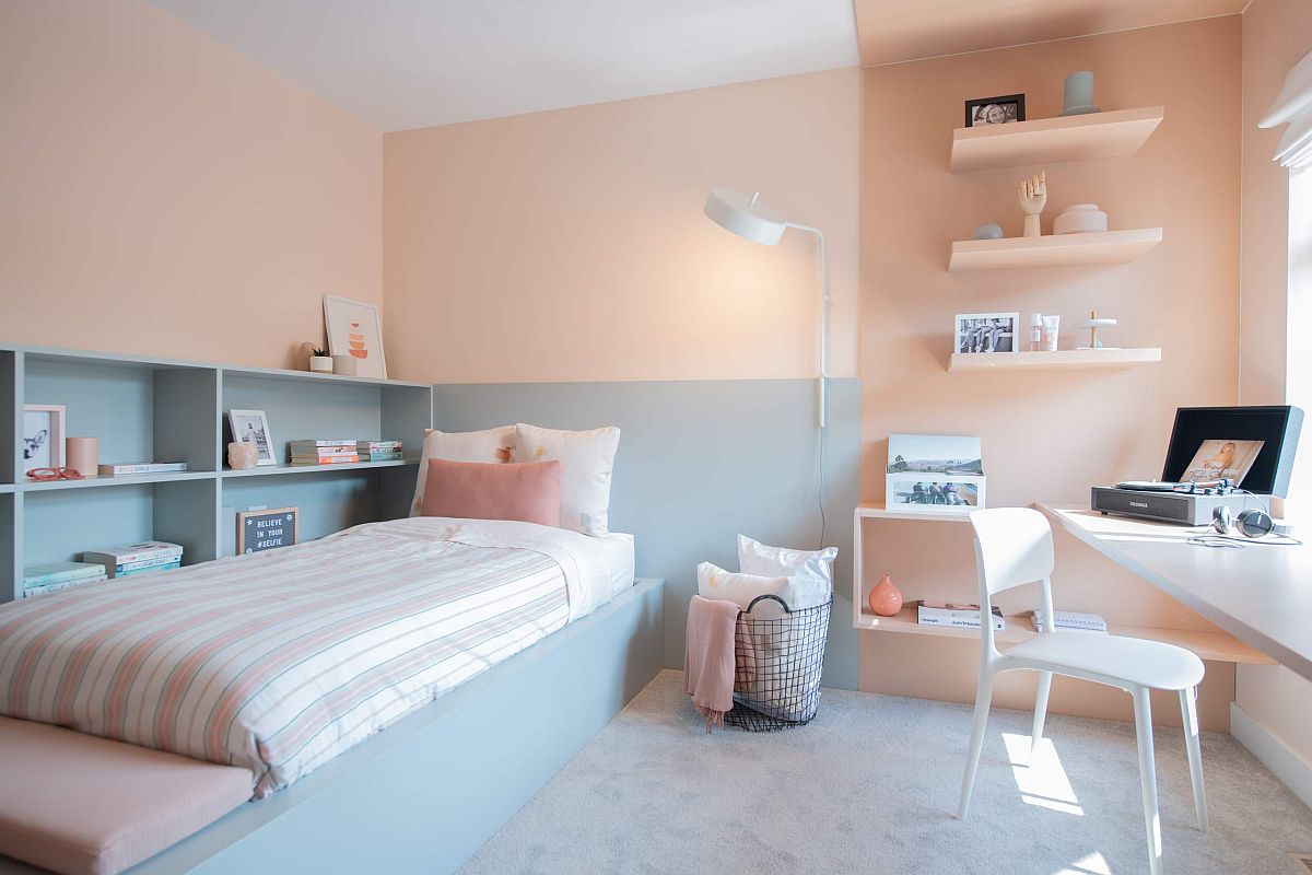 phòng ngủ trẻ em với tường sơn màu xám trung tính và màu hồng phấn nhẹ nhàng