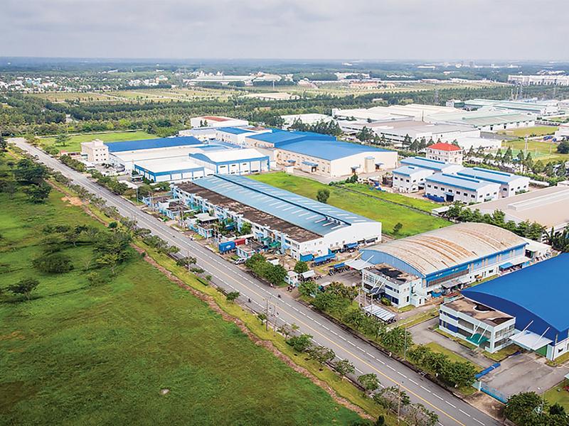 hình ảnh một khu công nghiệp ở Bình Dương nhìn từ trên cao với nhiều kho xưởng, nhà máy, cây xanh