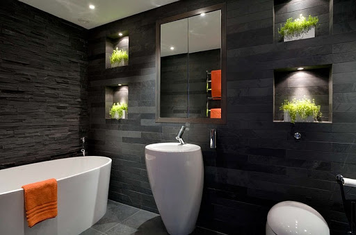 Phòng tắm trong nhà lô 3 tầng ốp lát gạch màu xám đen làm phông nền cho nội thất màu trắng nổi bật hơn, đồng thời giúp tăng chiều sâu không gian. 