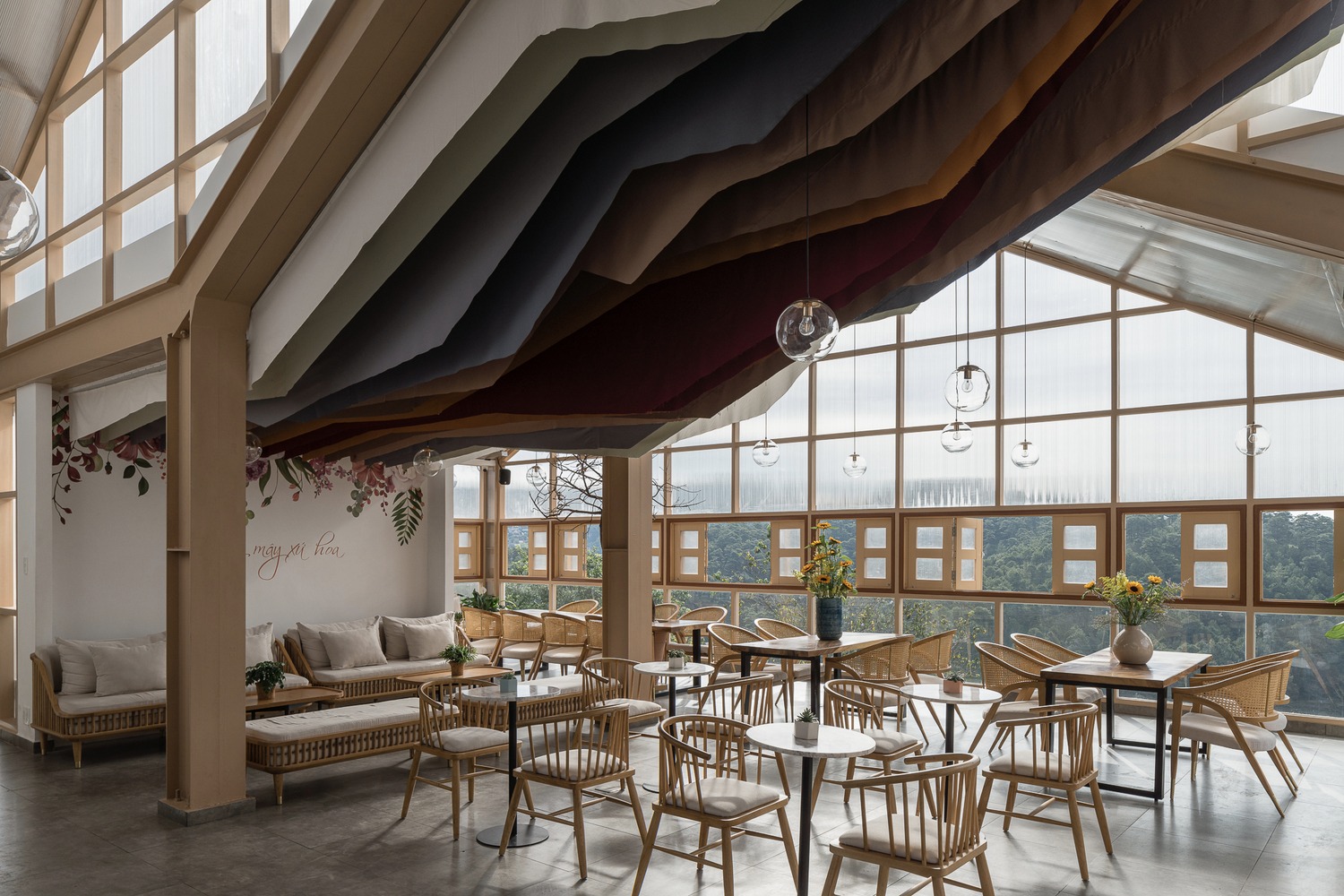 không gian bên trong quán cà phê với cấu trúc mái uốn lượn độc đáo