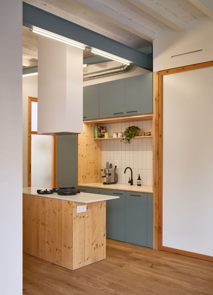 phòng bếp cao thoáng với tủ sơn màu xanh xám hút mắt