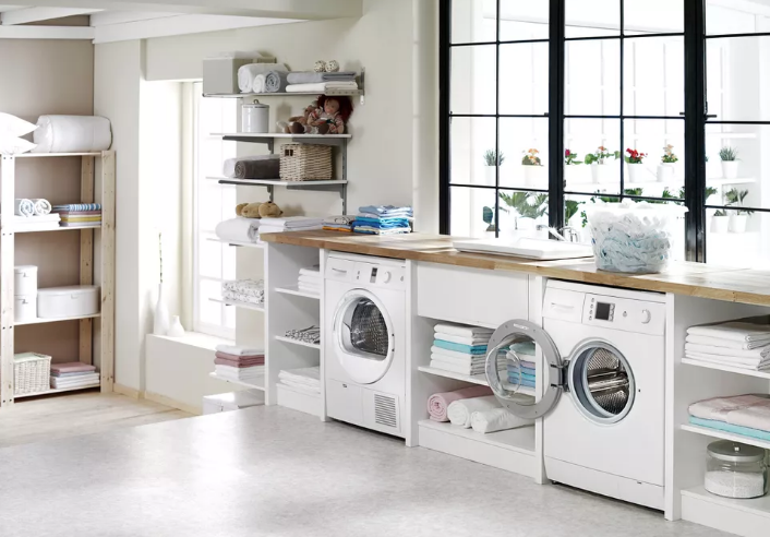 hình ảnh phòng giặt là với máy giặt và máy sấy đặt cạnh nhau, cạnh đó là hệ tủ kệ mở gắn tường, khung cửa sổ kính ngập tràn ánh sáng