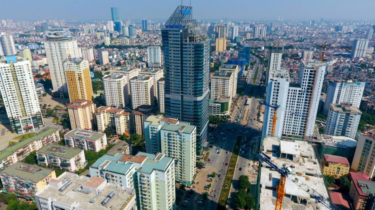 hình ảnh một góc TP. Hà Nội nhìn từ trên cao với nhiều tòa nhà cao tầng xen kẽ khu dân cư thấp tầng, cây xanh
