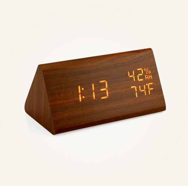 Đồng hồ báo thức để bàn bằng gỗ phong cách Mid-century ấn tượng. Sản phẩm được điều khiển bằng giọng nói, đồng thời tích hợp tính năng báo nhiệt độ, độ ẩm và độ sáng.