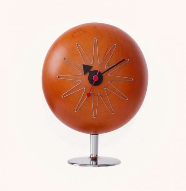 Một mẫu đồng hồ để bàn có mặt tròn, được nâng lên bằng bệ mạ crôm. Một thiết kế khác thường, vừa bắt mắt, vừa tiện dụng.