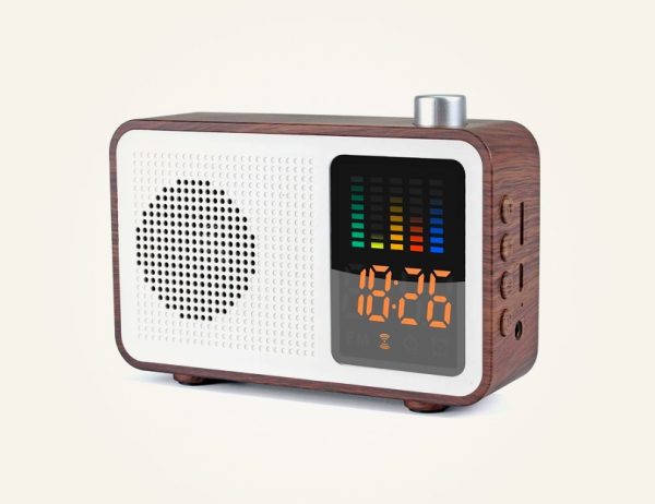 Đồng hồ radio FM phong cách hiện đại giữa thế kỷ với các tính năng hiện đại như loa Bluetooth. 
