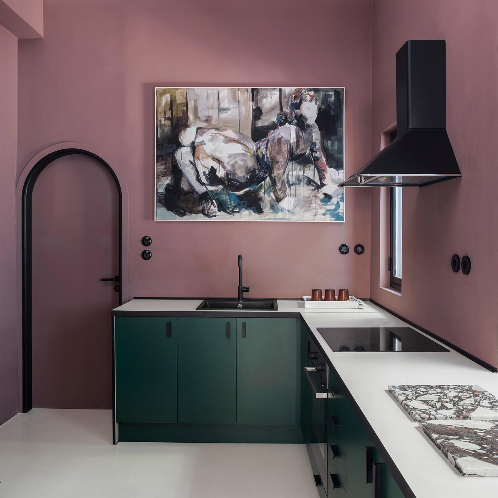 phòng bếp với tường màu tím hoa cà, tủ màu xanh lá cây, tranh trừu tượng treo tường