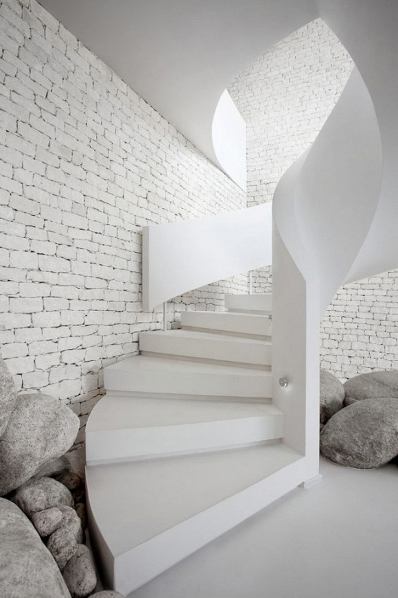 hình ảnh cận cảnh cầu thang đá cẩm thạch màu trắng tạo sự đồng bộ với tổng thể không gian.