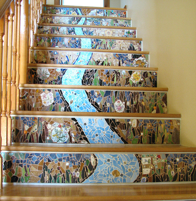 Những họa tiết gạch gốm theo phong cách mosaic mang đến vẻ đẹp cổ điển và sang trọng cho lối cầu thang nhà phố.