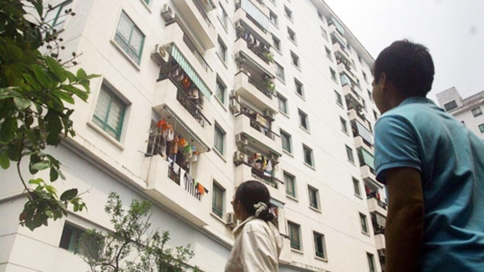 hình ảnh một người đàn ông và một người phụ nữ đã ngước nhìn lên tòa nhà chung cư nhà ở xã hội