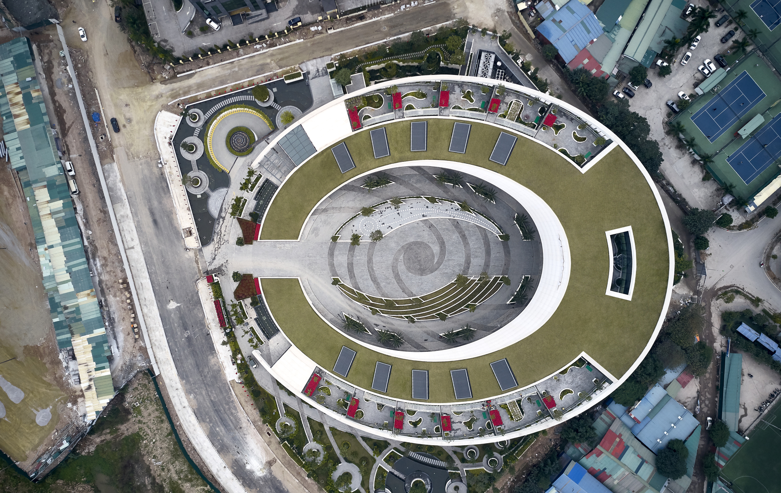hình ảnh trụ sở chính của Viettel ở Hà Nội nhìn từ trên cao với mái dốc trồng cỏ xanh mướt