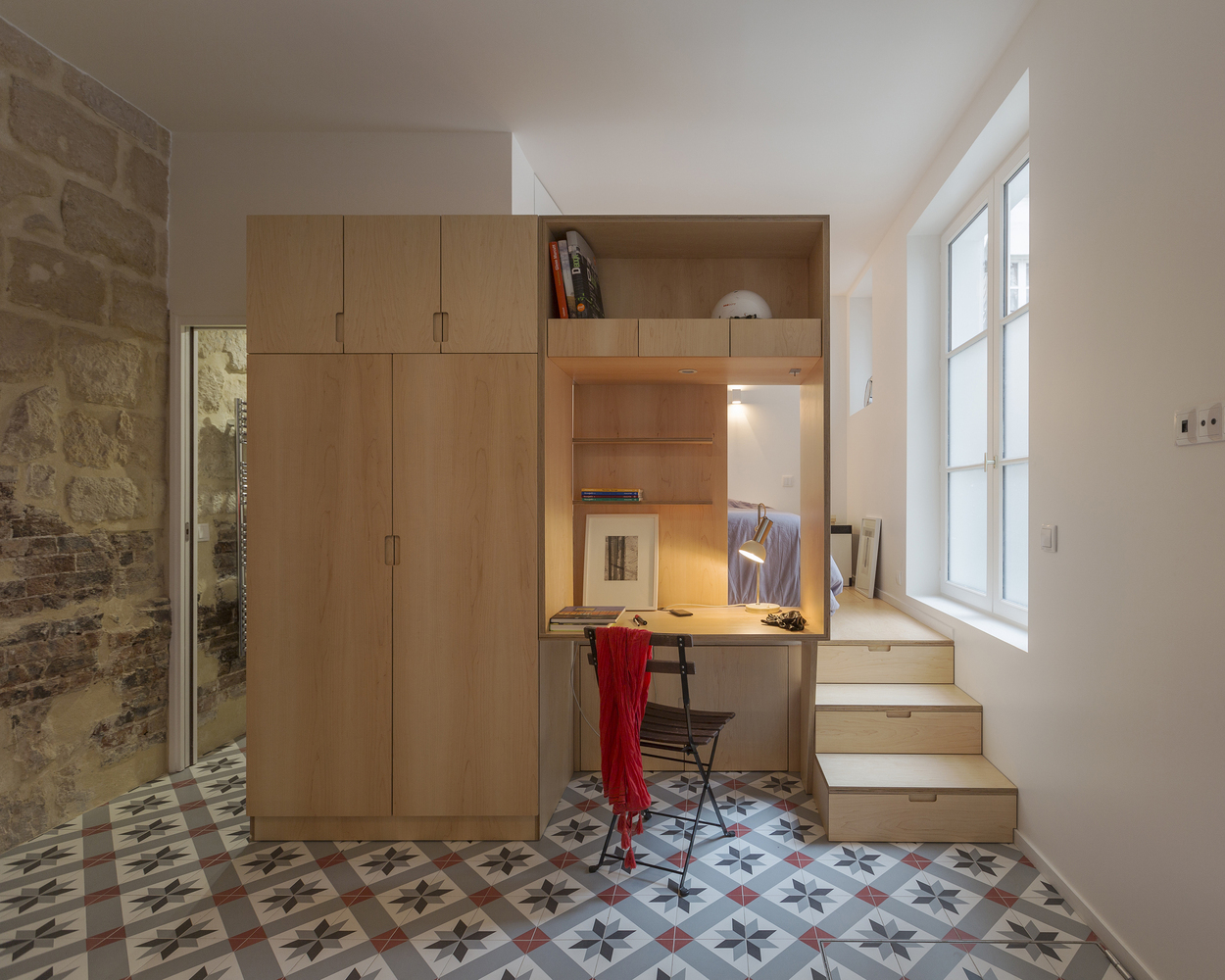 hình ảnh khối gỗ tích hợp cầu thang, ngăn kéo, tủ đồ, giường ngủ