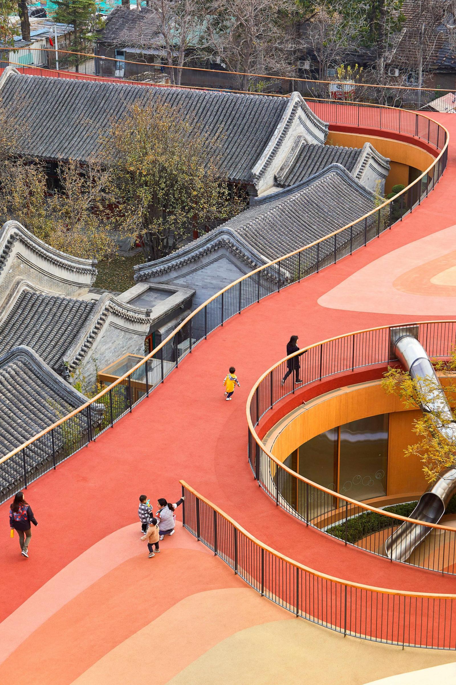 hình ảnh sân trong sơn màu đỏ, vàng, be của trường mẫu giáo ở Trung Quốc
