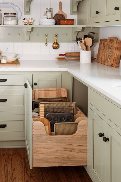 hình ảnh góc phòng bếp với hệ tủ màu xanh lá nhẹ nhàng được thiết kế kiểu module
