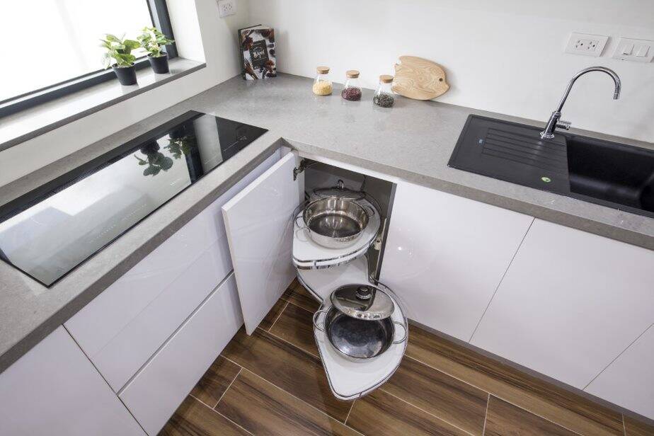 hình ảnh cận cảnh mẫu tủ bếp module với thiết kế kệ xoay thông minh, tiện dụng.