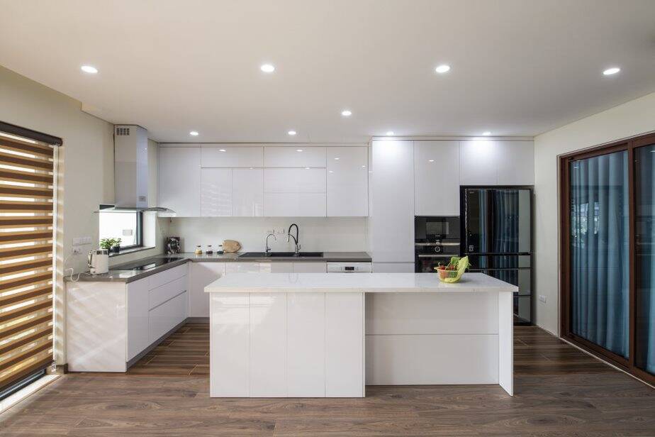hình ảnh phòng bếp sử dụng nội thất may đo với hệ tủ màu trắng cao kịch trần