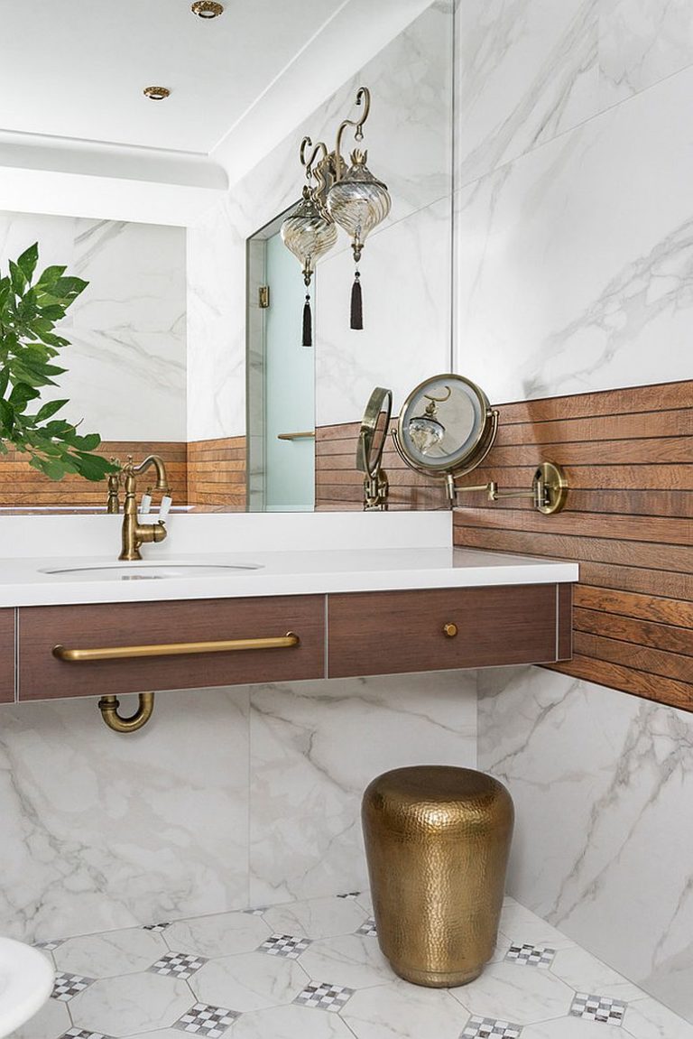 góc phòng tắm với lavabo, tay nắm, vòi nước bằng kim loại mạ vàng 