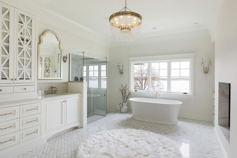 Phòng tắm kiểu spa rộng rãi và sang trọng với tông màu trắng đặc trưng.