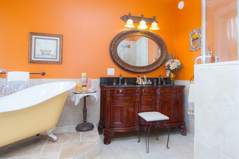 Bức tường nhấn màu cam mang đến cho phòng tắm bầu không khí tươi vui, quyến rũ.