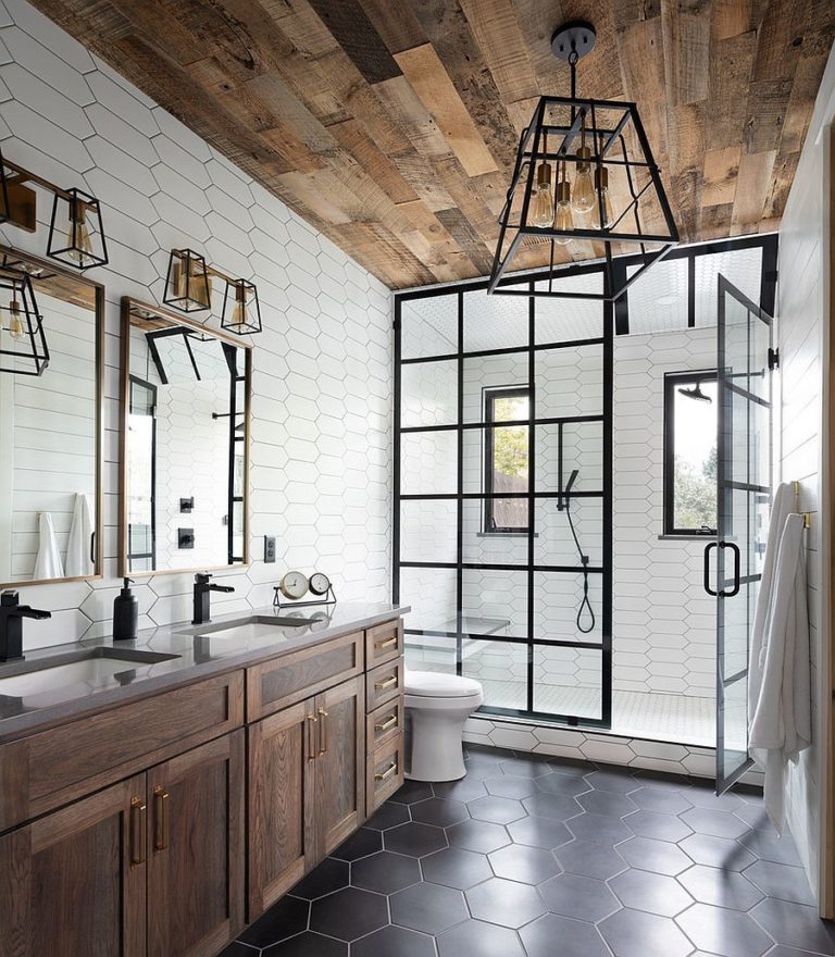 hình ảnh phòng tắm với trần ốp gỗ, tường ốp gạch màu trắng, sàn lát gạch men màu xám, tủ gỗ ngăn kéo