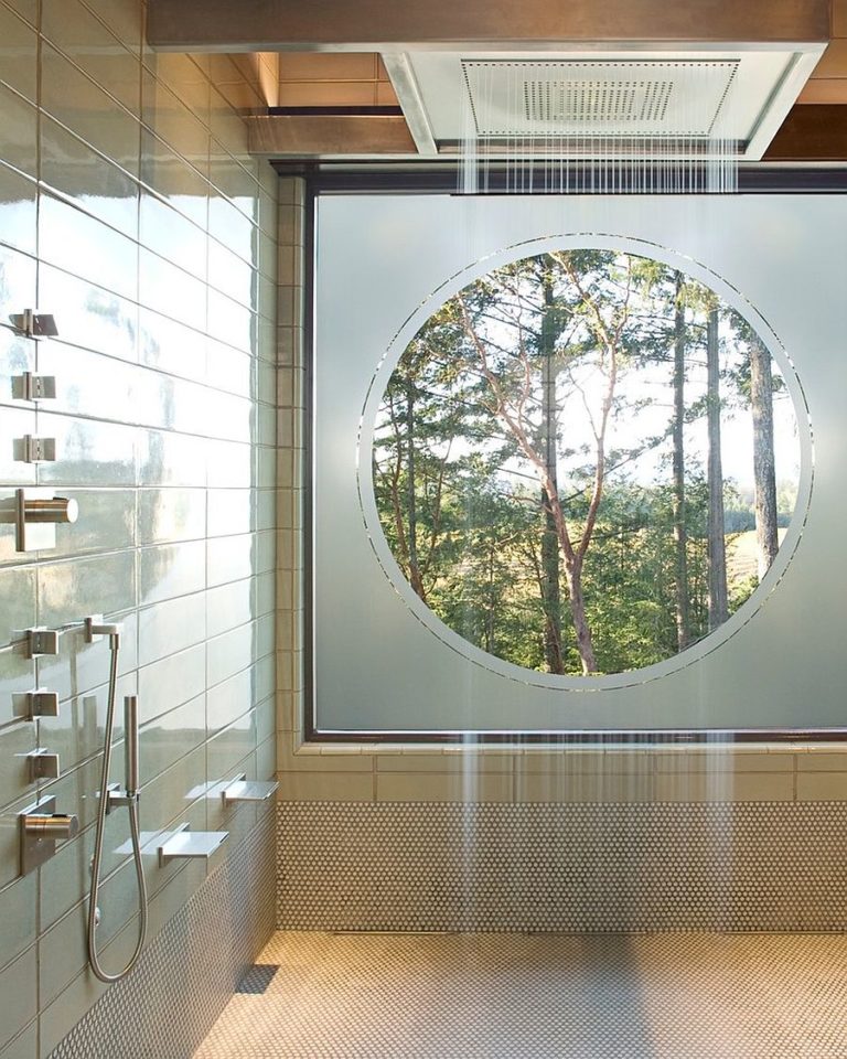 hình ảnh phòng tắm với cửa sổ tròn lớn, vòi sen phun mưa ấn tượng