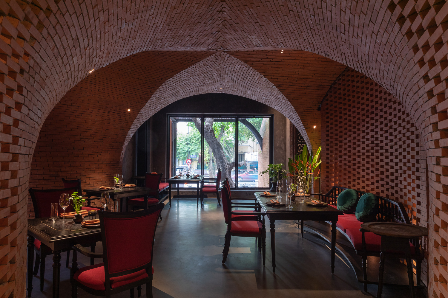 không gian nhà hàng chay với trần hình vòm bằng gạch