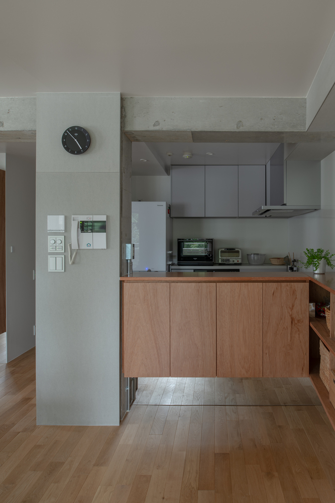 phòng bếp căn hộ hiện đại với tủ gỗ tự nhiên màu sáng ấm áp