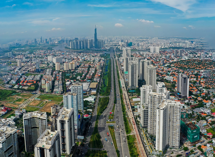 hình ảnh một góc TP.HCM nhìn từ trên cao với nhiều tòa nhà cao tầng, khu dân cư thấp tầng, cây xanh, sông ngòi