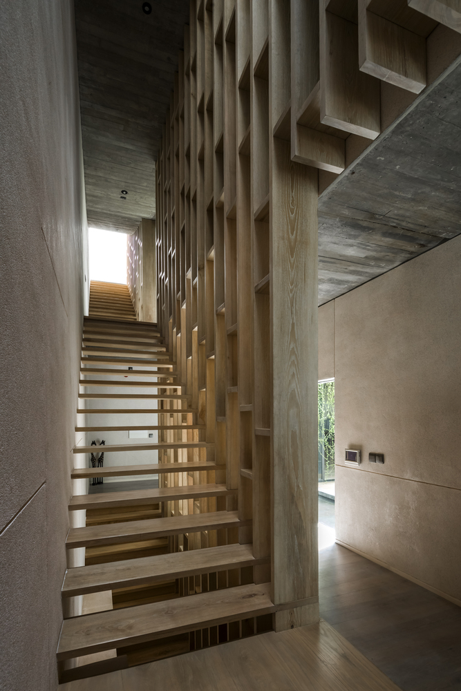 Cầu thang gỗ bậc hở tạo độ thoáng nhất định cho không gian, đồng thời cho phép không khí được lưu thông liên tục.