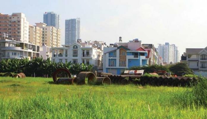 hình ảnh ruộng lúa, đất nông nghiệp sát cạnh những tòa nhà cao tầng, công trình xây dựng 