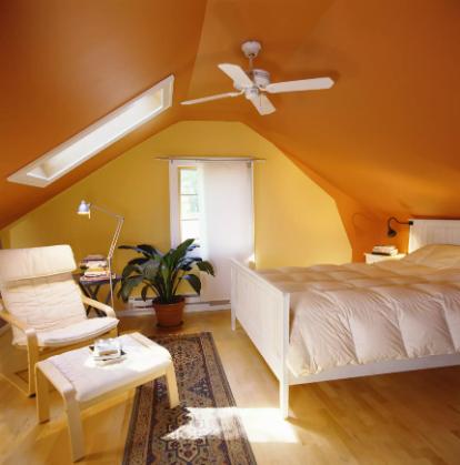 hình ảnh phòng ngủ tầng áp mái với tông màu vàng, cam chủ đạo