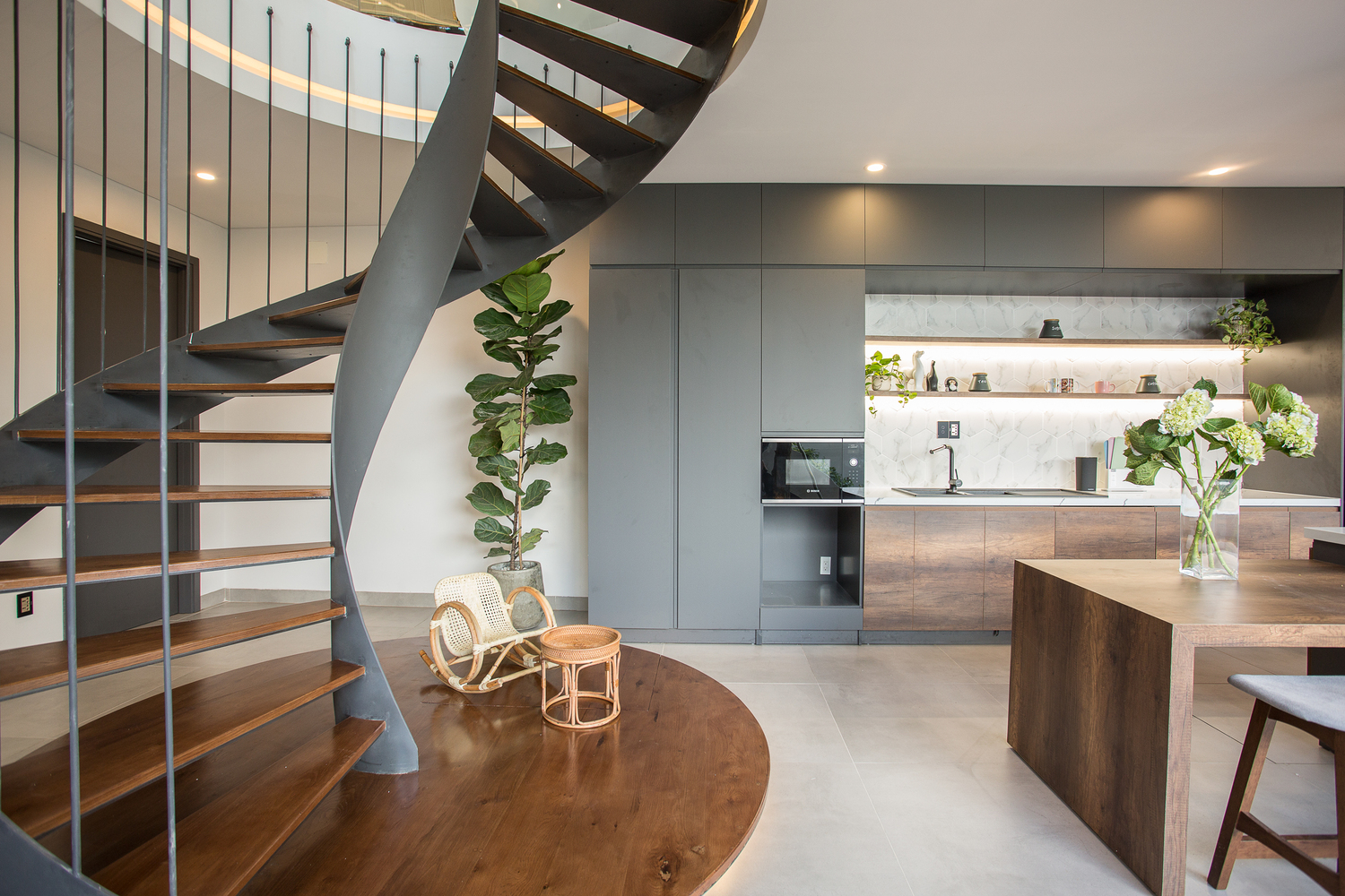 Cầu thang bậc gỗ dạng hở cho phép ánh sáng và không khí lưu thông khắp ngôi nhà.