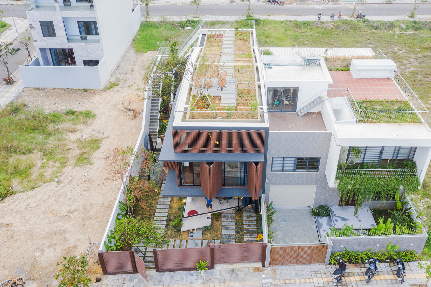 hình ảnh tầng thượng ngôi nhà trồng rau củ xanh tốt và sân chơi thoáng đãng