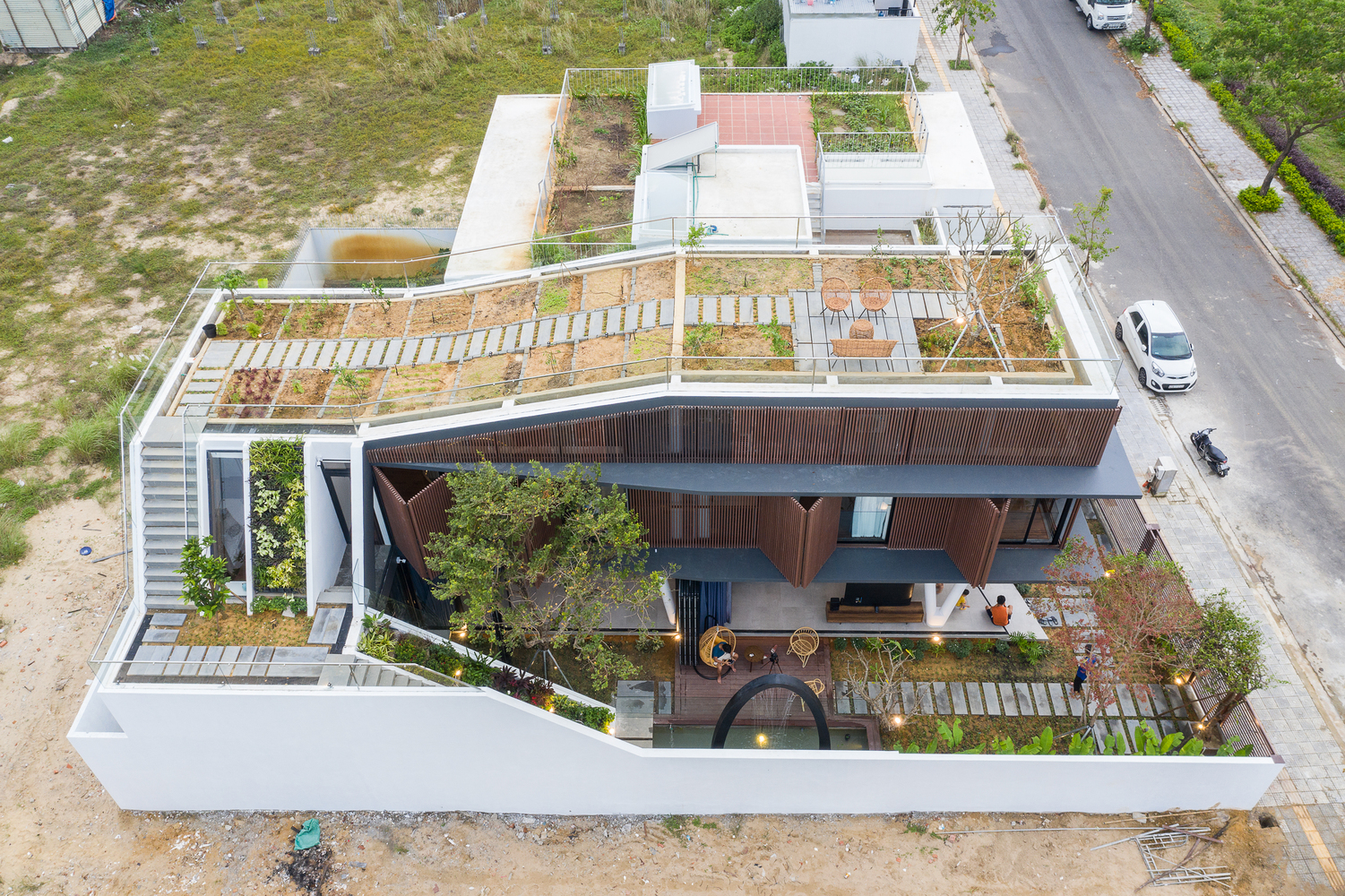 toàn cảnh ngôi nhà ấn tượng ở Đà Nẵng nhìn từ trên cao với vườn trồng cây trên sân thượng