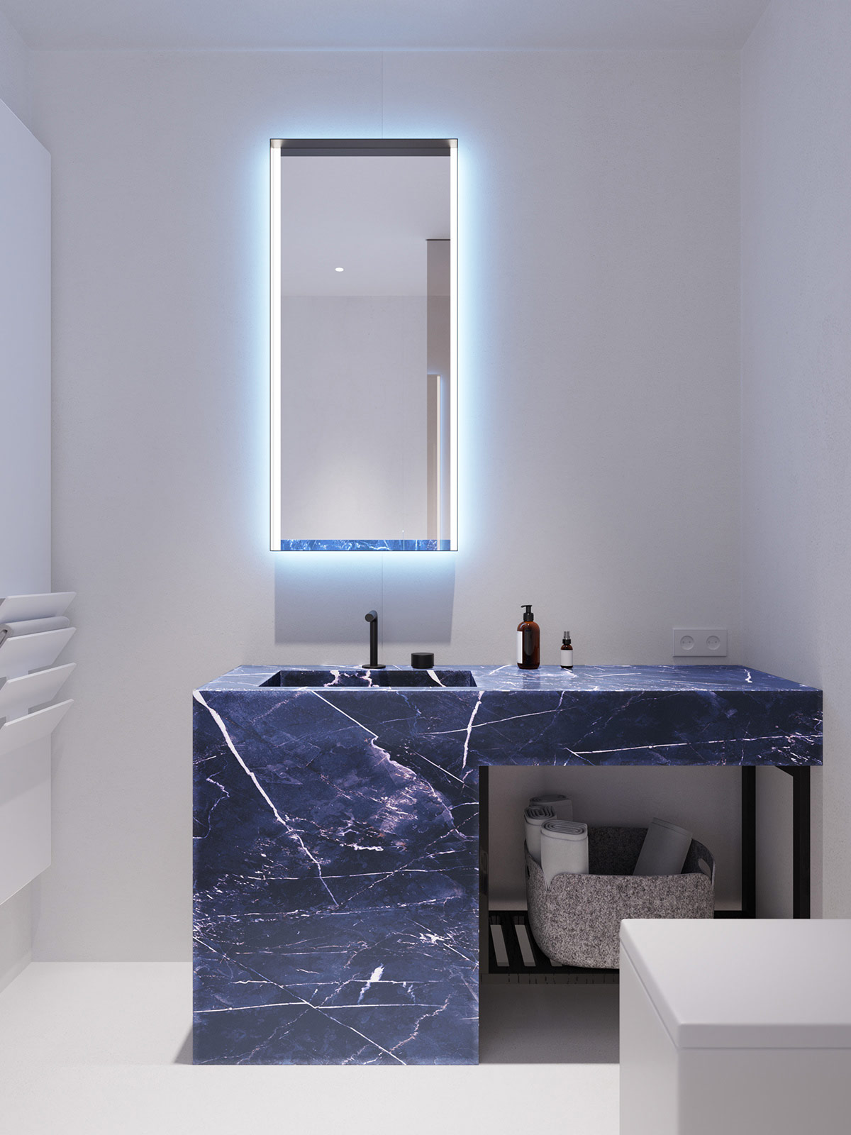 Bàn đá cẩm thạch màu xanh hoàng gia nổi bật trong phòng tắm tông trắng chủ đạo.